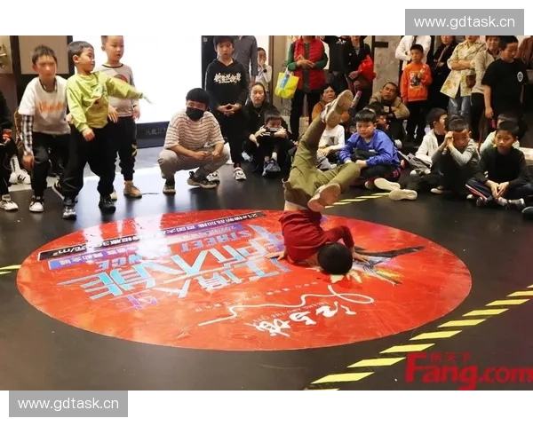 笑翻全场的足球盛宴：搞笑比赛与荒诞战术引发无数欢笑与惊叹